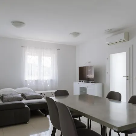 Grey House * 扎达尔