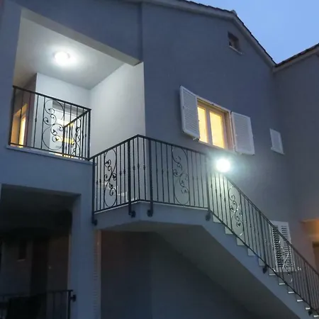 Grey House 扎达尔